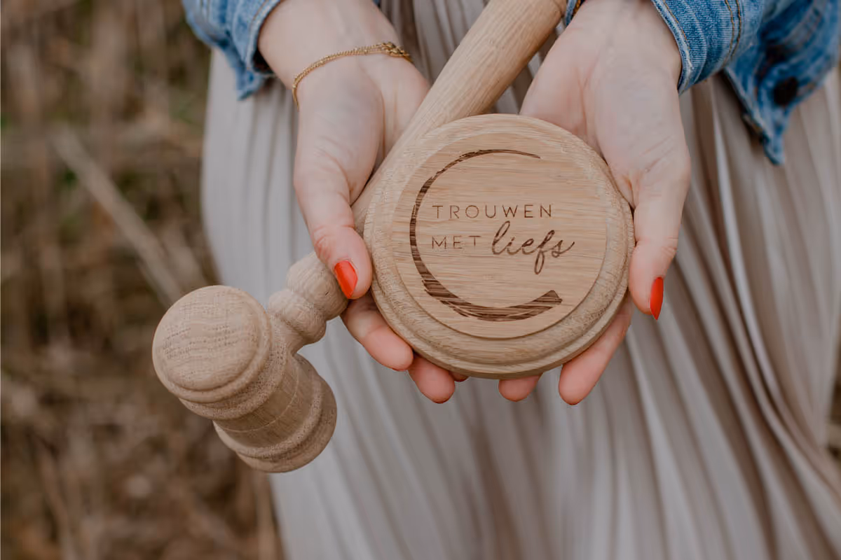 close up van gepersonaliseerde trouwhamer met logo van trouwambtenaar Lisanne