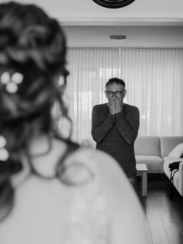 Vader heeft first look met zijn dochter, de bruid