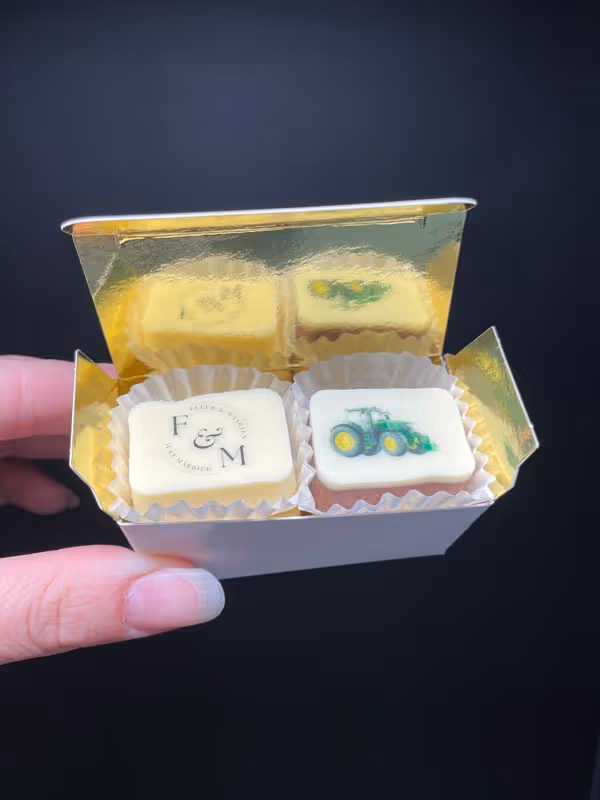 close up gepersonaliseerde bonbon met weddinglogo