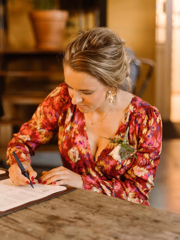 Trouwambtenaar Lisanne tekent trouwakte. close up